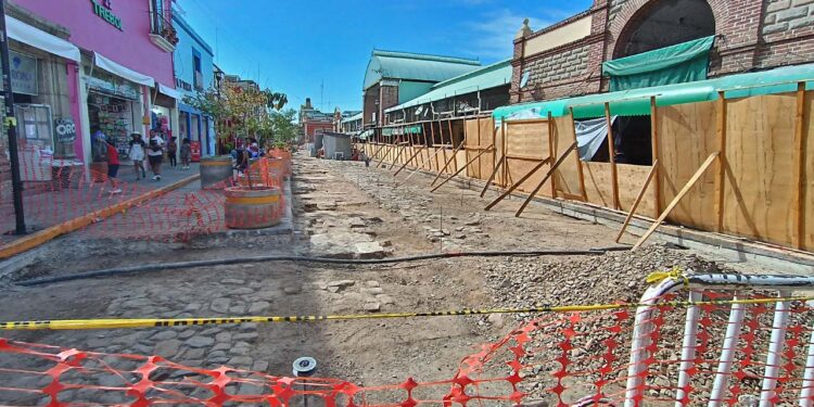 Foto: Lisbeth Mejía // Las obras no avanzan en la calle Flores Magón.