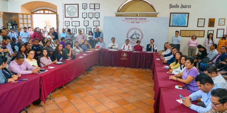 Foto: Municipio de Oaxaca de Juárez // Frente a frente los equipos de Chagoya y Martínez Neri.