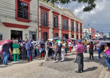 Foto: Álvaro Cuitláhuac // Frente a las oficinas de la sección 35 del sindicato del Salud al que reclaman falta de apoyo a la lucha gremial.
