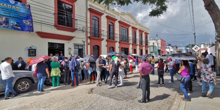 Foto: Álvaro Cuitláhuac // Frente a las oficinas de la sección 35 del sindicato del Salud al que reclaman falta de apoyo a la lucha gremial.