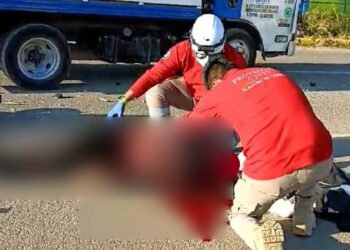 El motociclista salió proyectado quedando tendido a la mitad de la carretera con lesiones de gravedad en la cabeza.