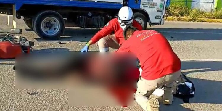 El motociclista salió proyectado quedando tendido a la mitad de la carretera con lesiones de gravedad en la cabeza.