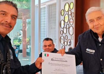 Gustavo Toledo fue reconocido por la organización de La Carrera Panamericana.