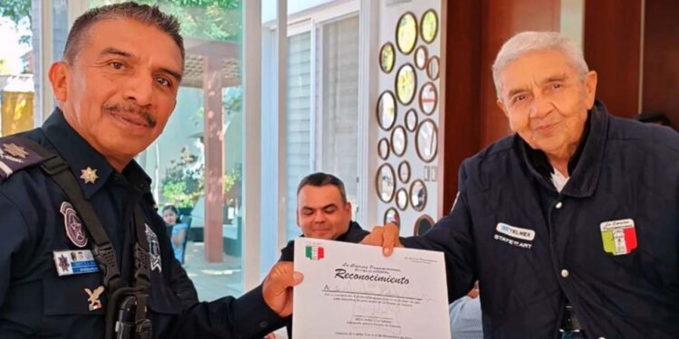 Gustavo Toledo fue reconocido por la organización de La Carrera Panamericana.