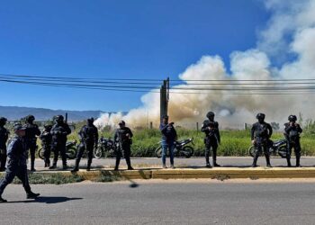 Foto: Álvaro Cuitláhuac // Una gran columna de humo se levanta en predio de Xoxocotlán.