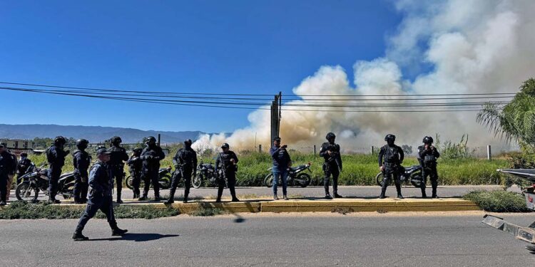 Foto: Álvaro Cuitláhuac // Una gran columna de humo se levanta en predio de Xoxocotlán.