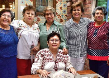 Fotos: Rubén Morales // Hortensia Ortega Gómez, Viky Azcona, Yuli Méndez, Tere Domínguez y Lubia Molina expresaron sus mejores deseos.