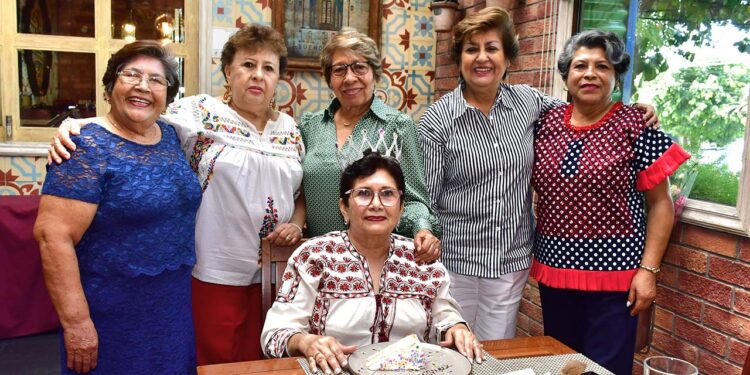 Fotos: Rubén Morales // Hortensia Ortega Gómez, Viky Azcona, Yuli Méndez, Tere Domínguez y Lubia Molina expresaron sus mejores deseos.