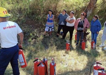 Foto: Igavec // Imparten la capacitación teórica-práctica “Uso y manejo de extintores”.