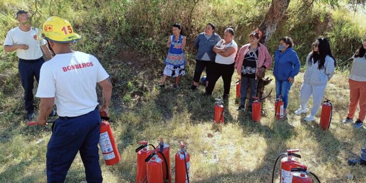 Foto: Igavec // Imparten la capacitación teórica-práctica “Uso y manejo de extintores”.