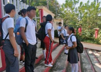 Foto: internet // Impiden a estudiantes del Cobao ingresar al plantel 54 de Chiltepec, porque sus padres no asistieron al tequio de limpieza.