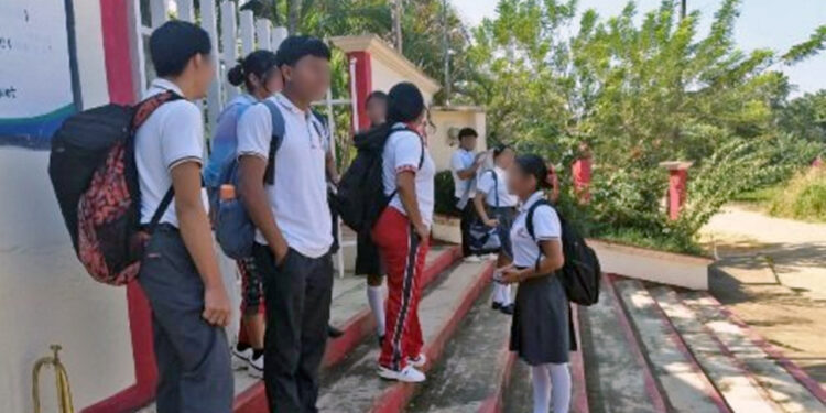 Foto: internet // Impiden a estudiantes del Cobao ingresar al plantel 54 de Chiltepec, porque sus padres no asistieron al tequio de limpieza.