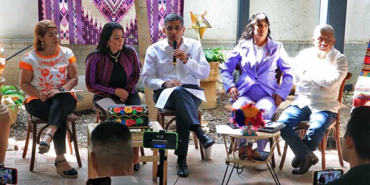 Foto: Adrián Gaytán // Integrantes del Gabinete Económico, ofrecen cifras del crecimiento económico de Oaxaca.