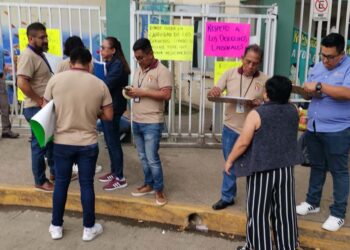 Foto: Luis Alberto Cruz // Ignoradas sus demandas, trabajadores del Hospital Civil reinician hoy sus protestas.