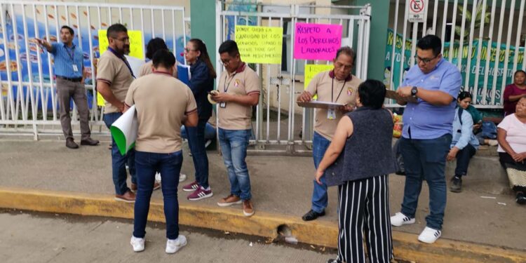 Foto: Luis Alberto Cruz // Ignoradas sus demandas, trabajadores del Hospital Civil reinician hoy sus protestas.