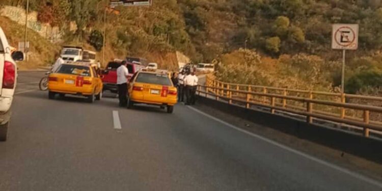 Riña entre taxistas y chofer en el Cerro del Fortín