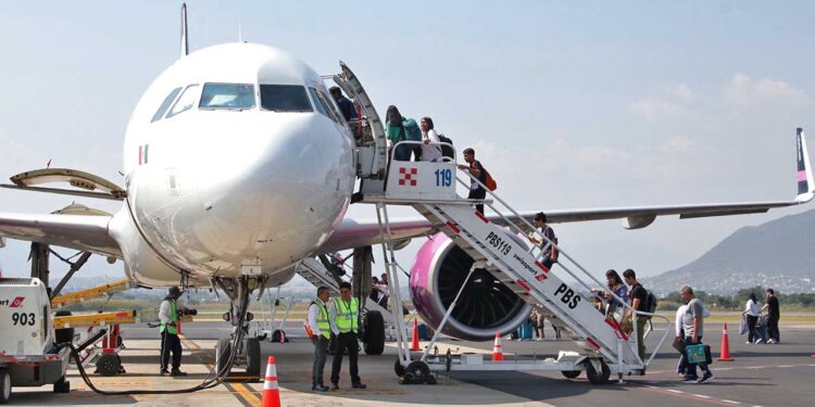 Foto: Adrián Gaytán // Arribo al aeropuerto de Santa Cruz Xoxocotlán del nuevo vuelo de Monterrey a Oaxaca.