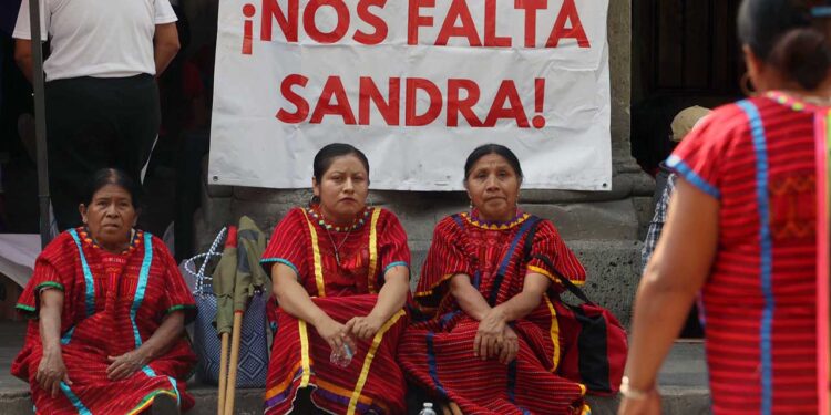 Foto: Luis Alberto Cruz // Indígenas triquis exigieron justicia tras asesinato de activistas la noche del martes.