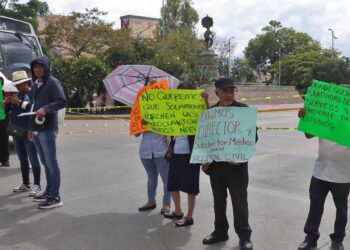 Foto: Luis Alberto Cruz // Insisten empleados del Hospital Civil en mejorar condiciones laborales, más insumos y pago de estímulos en efectivo.