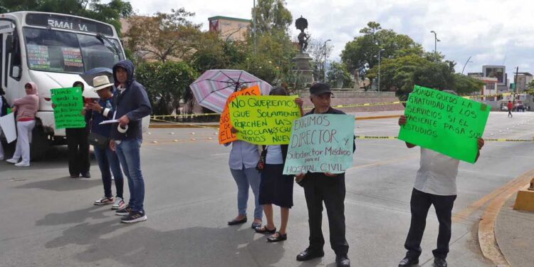 Foto: Luis Alberto Cruz // Insisten empleados del Hospital Civil en mejorar condiciones laborales, más insumos y pago de estímulos en efectivo.