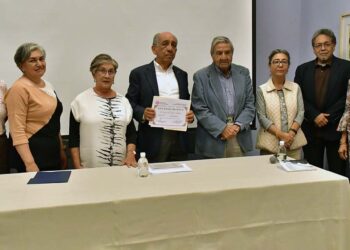 Fotos: Rubén Morales // Integrantes del Seminario de Cultura Mexicana, le entregaron un reconocimiento.