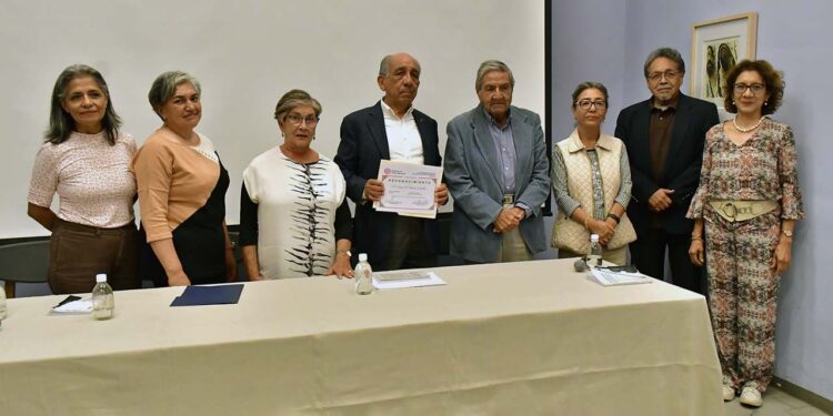 Fotos: Rubén Morales // Integrantes del Seminario de Cultura Mexicana, le entregaron un reconocimiento.