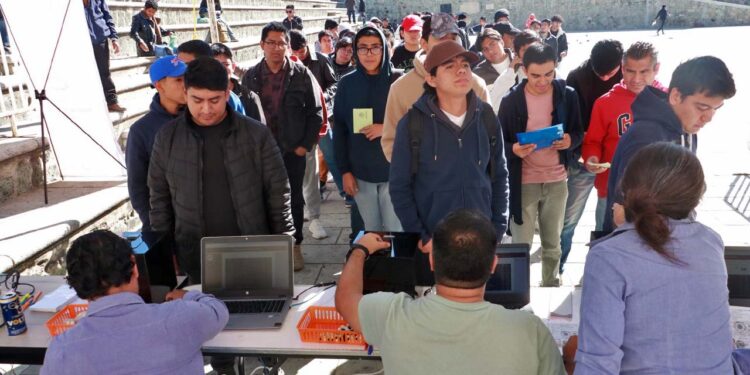 Foto: Adrián Gaytán // Jóvenes de 17 municipios de Valles Centrales acuden al sorteo del Servicio Militar Nacional.