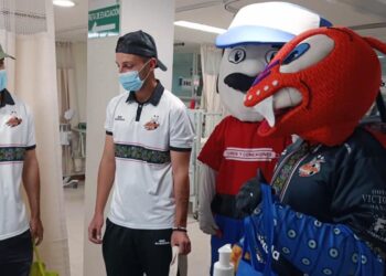 Jugadores del equipo Alebrijes convivieron con infantes.