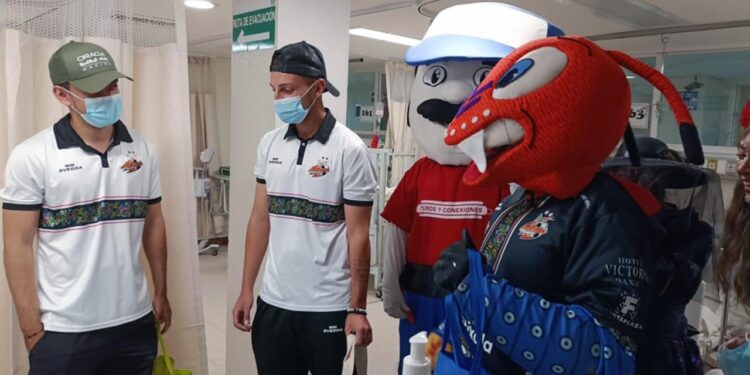 Jugadores del equipo Alebrijes convivieron con infantes.