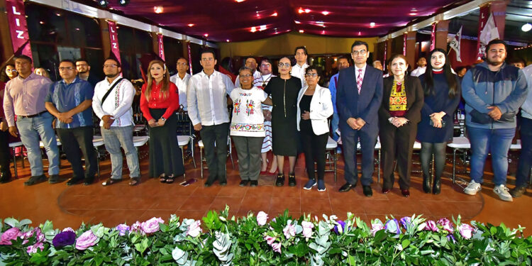 Fotos: Rubén Morales // La diputada Liz Arroyo Rodríguez después de rendir su Informe Legislativo, acompañada de invitados especiales, legisladores, funcionarios y la ciudadanía.