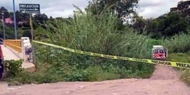 La joven fue encontrada en una zona de difícil acceso del río.