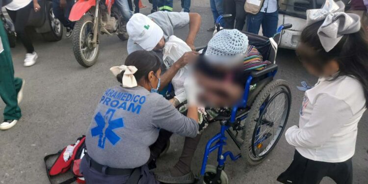 La mujer requirió ser trasladada a una clínica para su correcta atención.