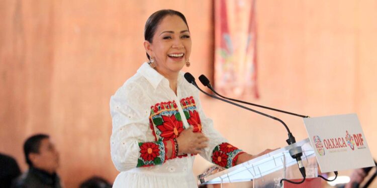 Foto: Adrián Gaytán // La presidenta honoraria del Sistema DIF Oaxaca, Irma Bolaños Quijano, rindió su segundo informe de actividades.