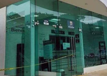 La puerta de la institución bancaria quedó acordonada.
