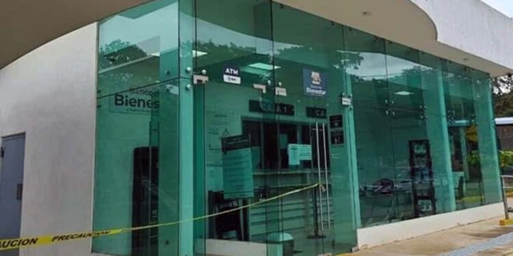 La puerta de la institución bancaria quedó acordonada.