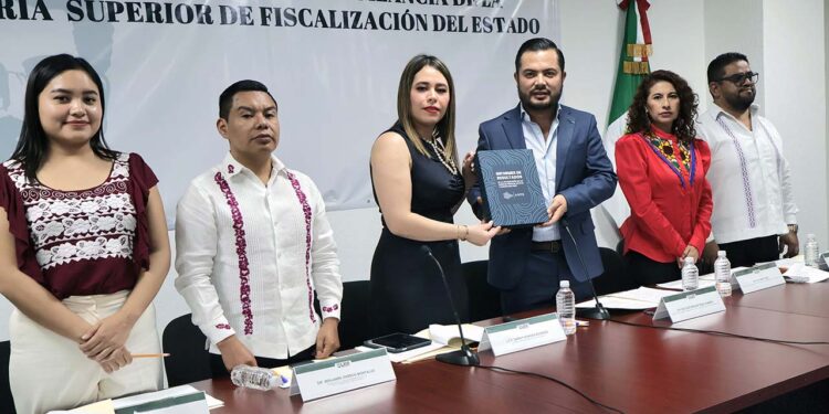 Foto: cortesía // La titular de la ASFEO, Sarahí Noriega Ricárdez, entrega Informe de Resultados de las Cuentas Públicas, Estatal y Municipales 2023.