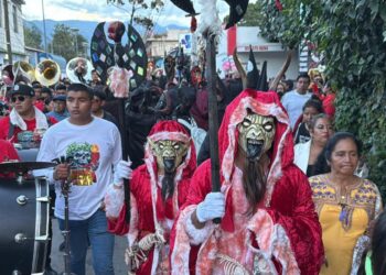 Fotos: Luis Alberto Cruz // Los diablos son los más vistosos durante las muerteadas.