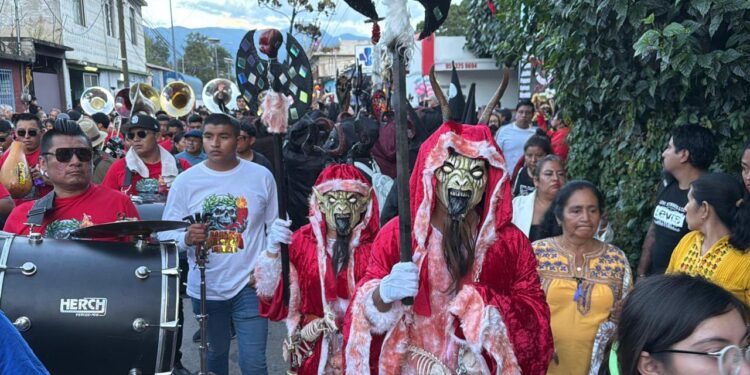 Fotos: Luis Alberto Cruz // Los diablos son los más vistosos durante las muerteadas.