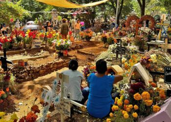 El panteón de San Martín Mexicápam vuelve a recibir a cientos de familias.