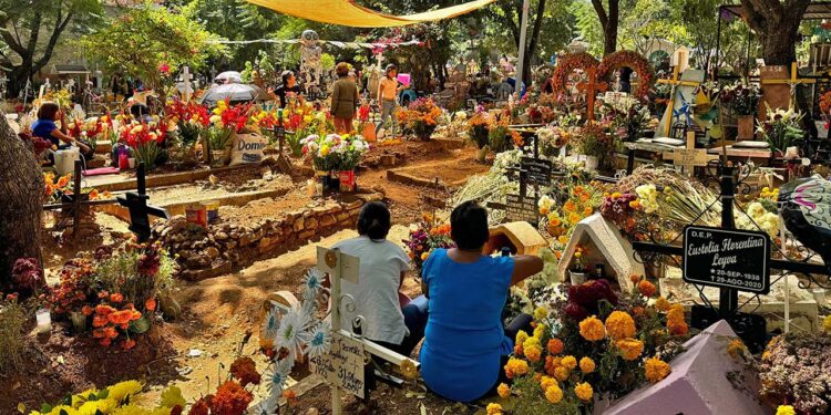 El panteón de San Martín Mexicápam vuelve a recibir a cientos de familias.