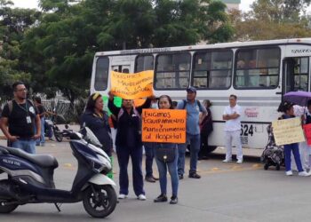 Foto: Luis Alberto Cruz // Los trabajadores demandaban equipo médico, insumos y mantenimiento del hospital.