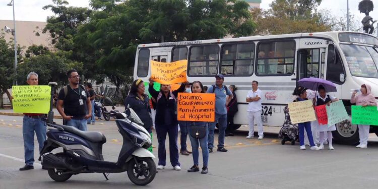 Foto: Luis Alberto Cruz // Los trabajadores demandaban equipo médico, insumos y mantenimiento del hospital.
