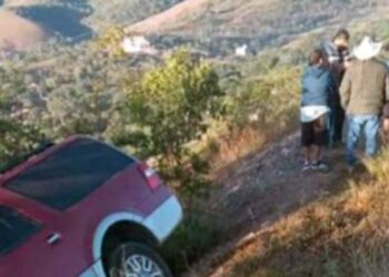 La camioneta marca Ford se salió de la cinta asfáltica cayendo a una pendiente.