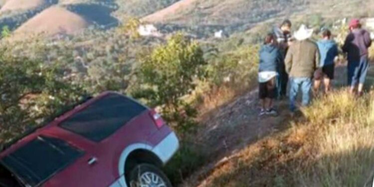 La camioneta marca Ford se salió de la cinta asfáltica cayendo a una pendiente.