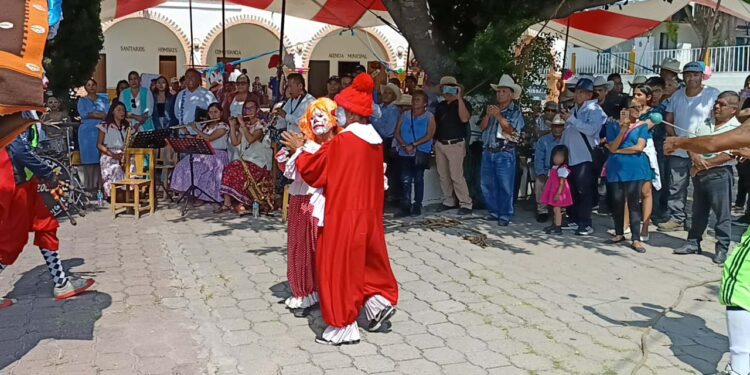 La ceremonia se llevó a cabo este jueves 06 de noviembre en la explanada municipal de dicho lugar.