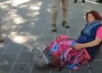 Foto: tomada de video // La ciudadana estadounidense descontrolada; la policía carece de protocolos para actuar.