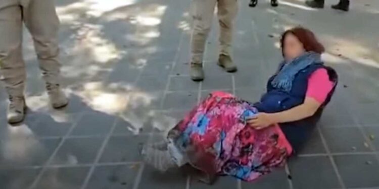 Foto: tomada de video // La ciudadana estadounidense descontrolada; la policía carece de protocolos para actuar.