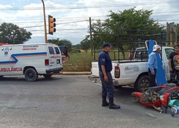 La colisión ocurrida a la altura de los semáforos del Aeropuerto involucró una motocicleta y una camioneta tipo pick up.