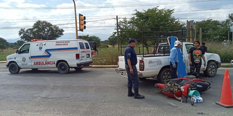 La colisión ocurrida a la altura de los semáforos del Aeropuerto involucró una motocicleta y una camioneta tipo pick up.