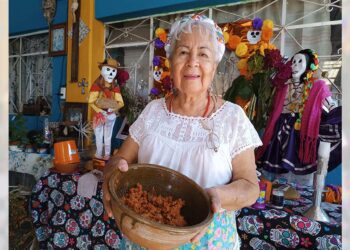 Fotos: Lisbeth Mejía Reyes // La cronista Virginia Ruiz muestra un platillo tradicional llamado pletatamal.